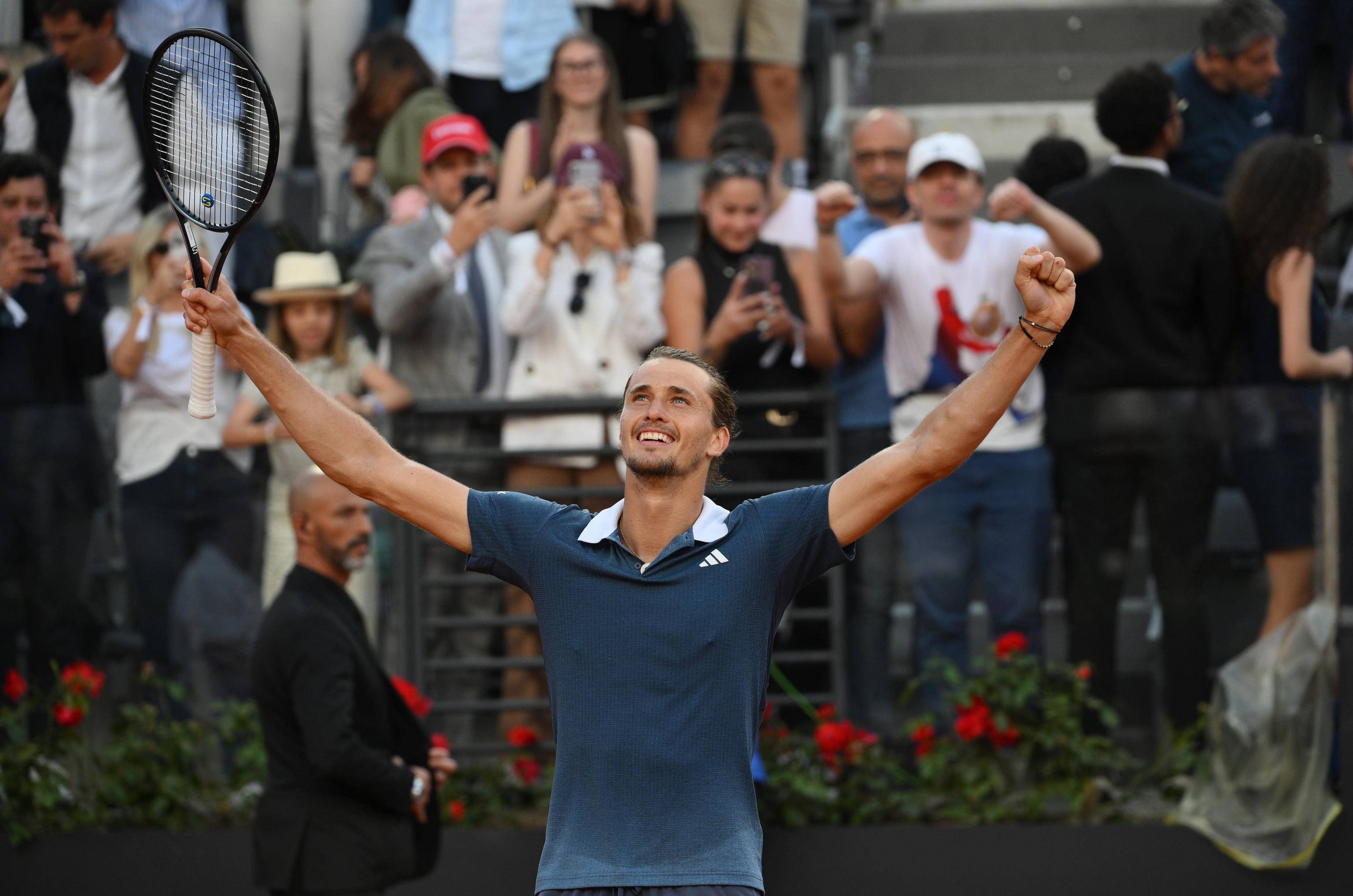 包含西班牙网球队险胜法国网球队，兹维列夫打破历史纪录的词条